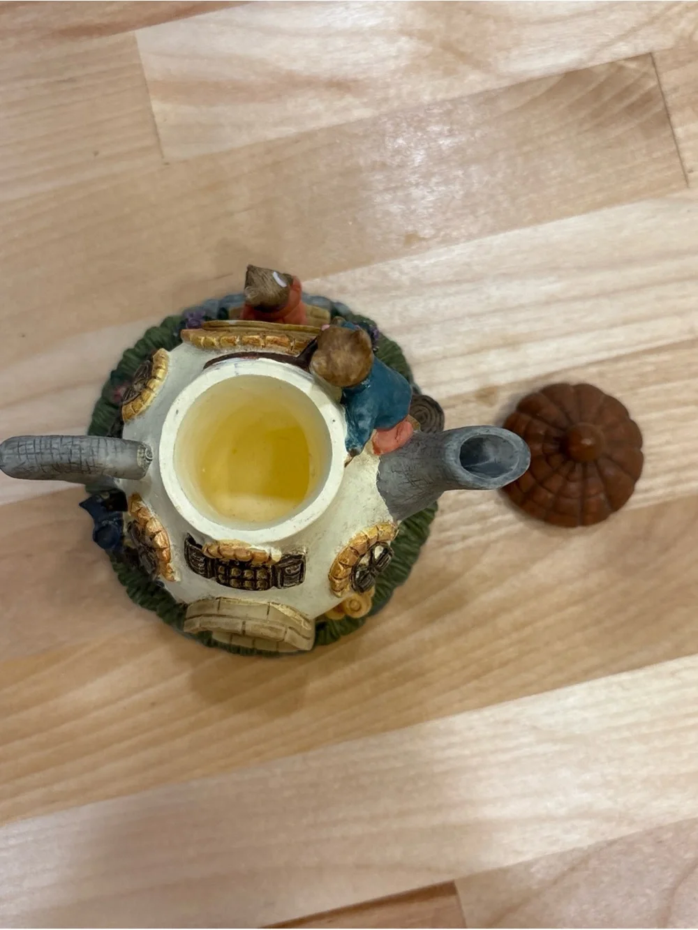 DEZINE-Charming Miniature Teapot-w/Mice-“MOUSSY LODGE”